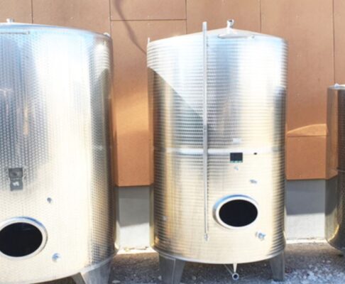 je 1x 4.000 + 6.000 + 10.000 ltr. VA Lagertank gebraucht, rund stehend auf Füßen