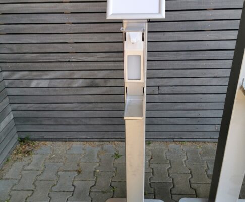 Hygienesäule / Desinfektionsspender mit Schildhalterung und Tropfschale