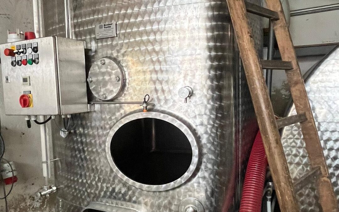 1x 3.000 ltr. VA Maischegärtank Becker/Gau-Odernheim, kubisch stehend, mit Paddelrührwerk